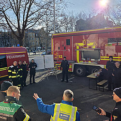 Besprechung bei der Bombenentschärfung am Westfriedhof