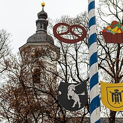 Das Sendlinger Einhorn als Wappen am Maibaum: die Vorlage zur neuen Bildmarke